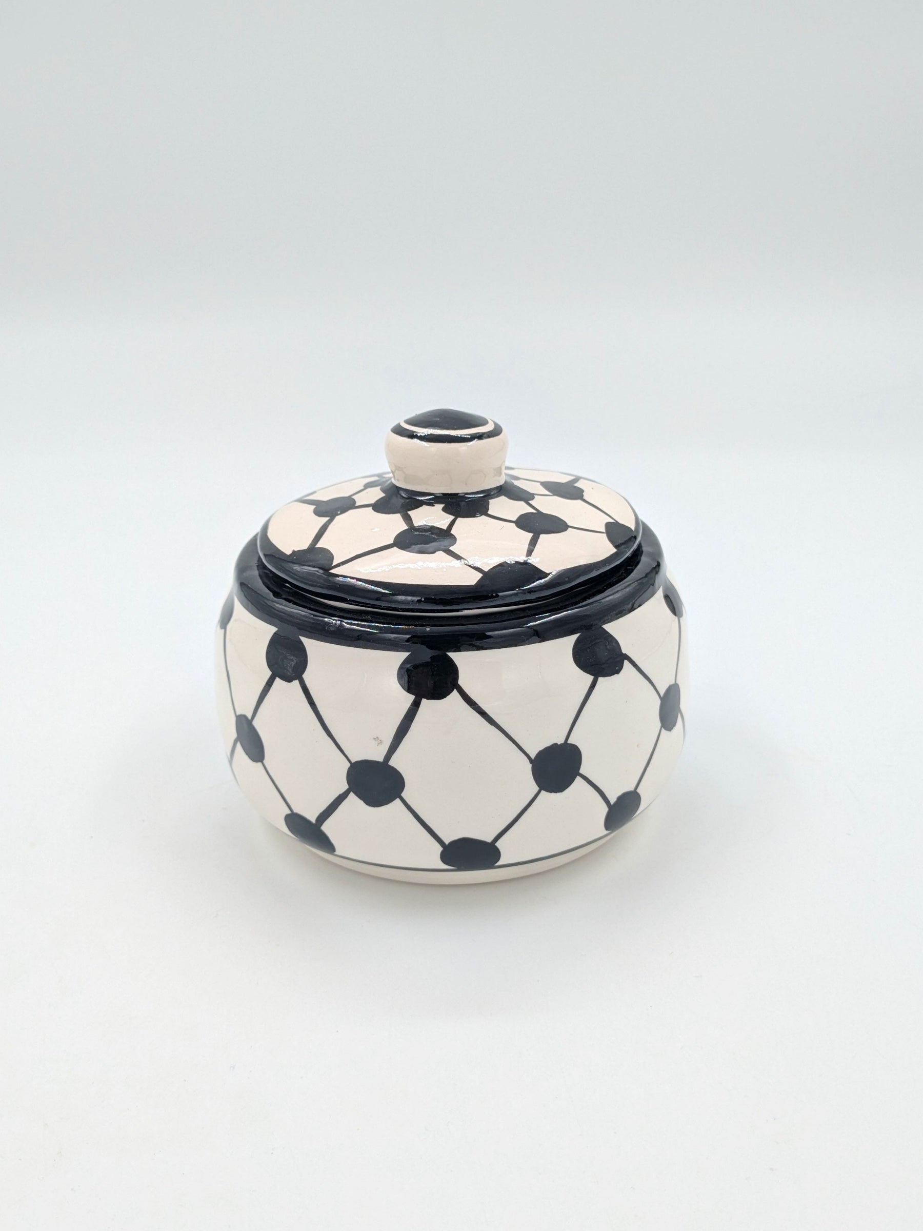 Pot avec couvercle-kuffiye
