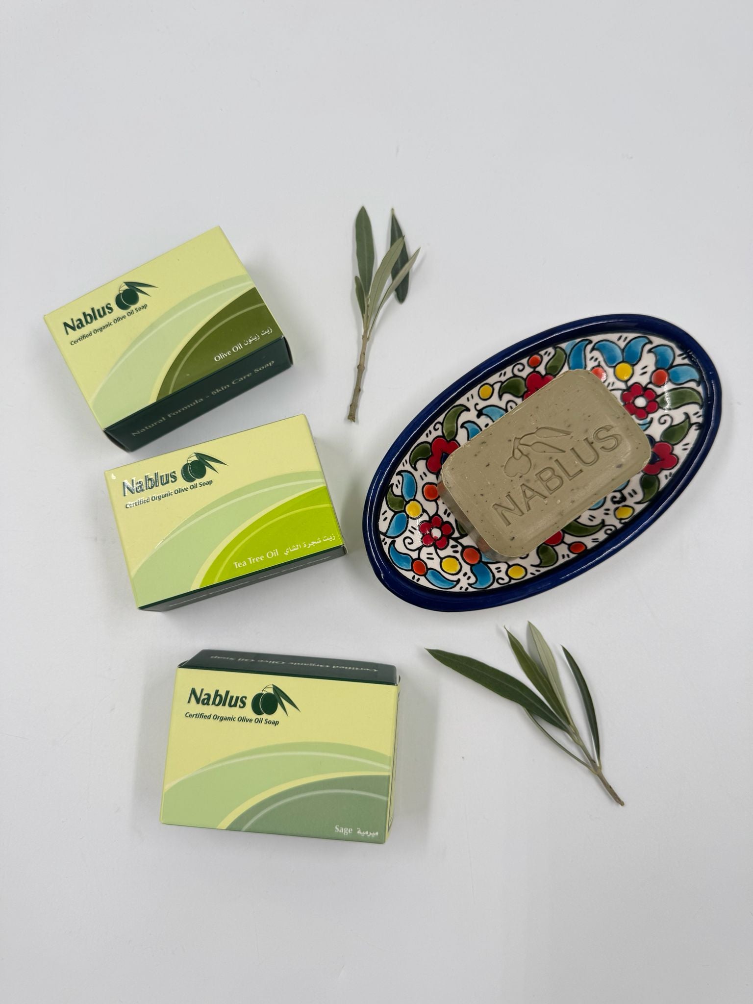 Palestinske nødvendigheter – 3 Nablus-såper + Al-Khalil keramisk såpeskål (oval)